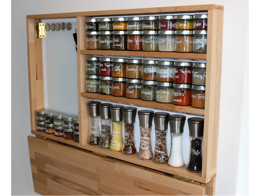 Ein aufklappbarer Gewürzschrank aus Holz mit vielen Gewürzgläsern