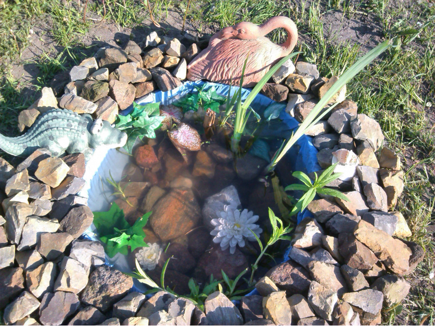 Gartenteich mit Dekoration