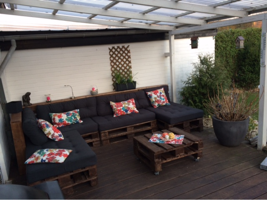 Gemütliche Sitzecke aus Paletten auf Terrasse