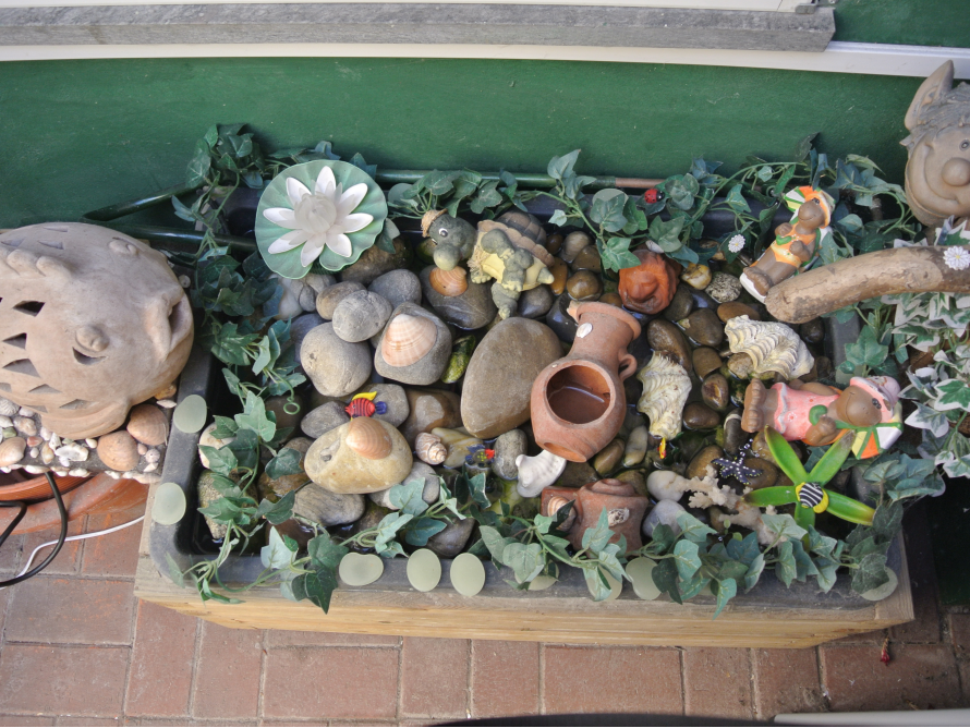 Deko-Vogeltränke mit Figuren