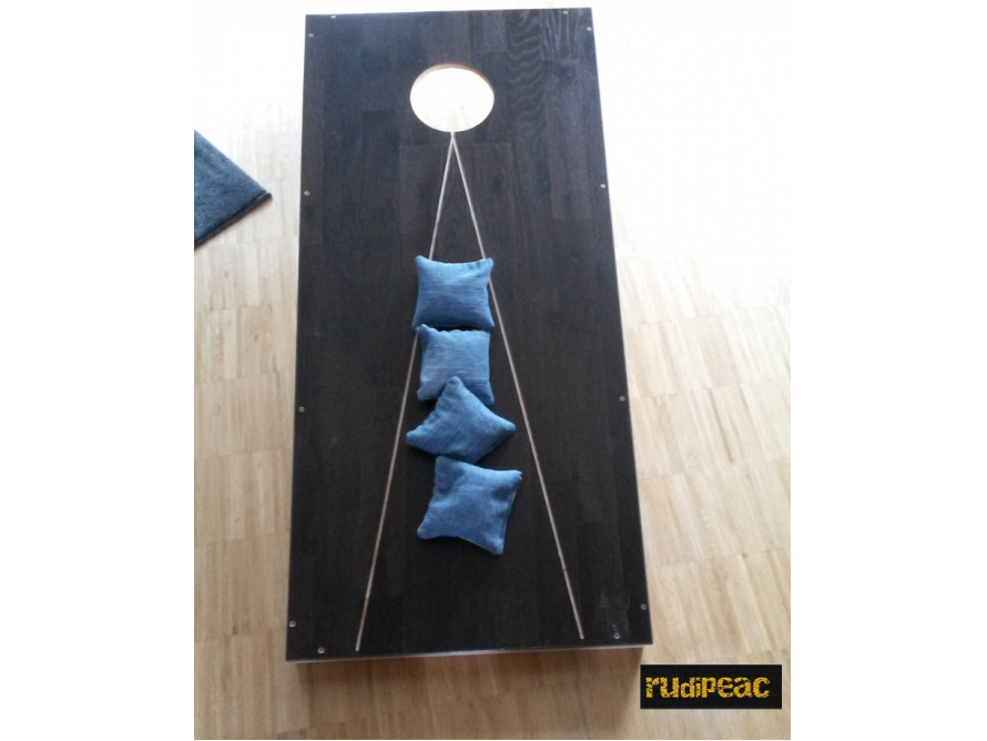 Ein Cornhole-Spielbrett mit drei Säcken