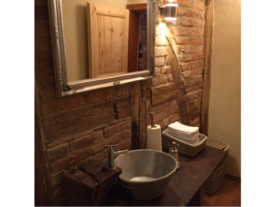 Rustikales Badezimmer mit Waschschüssel
