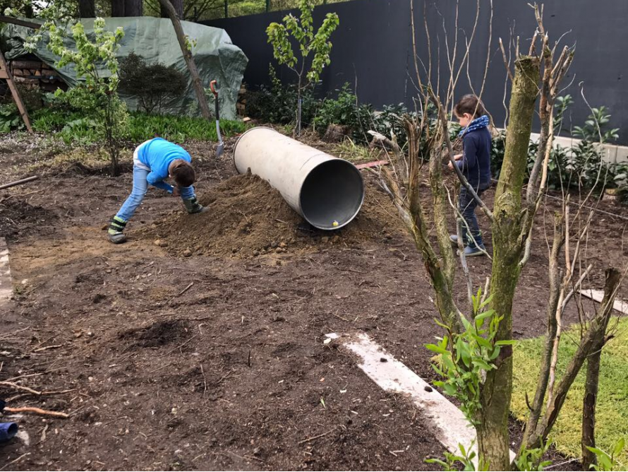 Zwei Kinder beim Bauen mit Schaufel