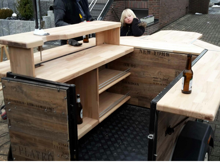 Mobiler Verkaufsstand aus Holz