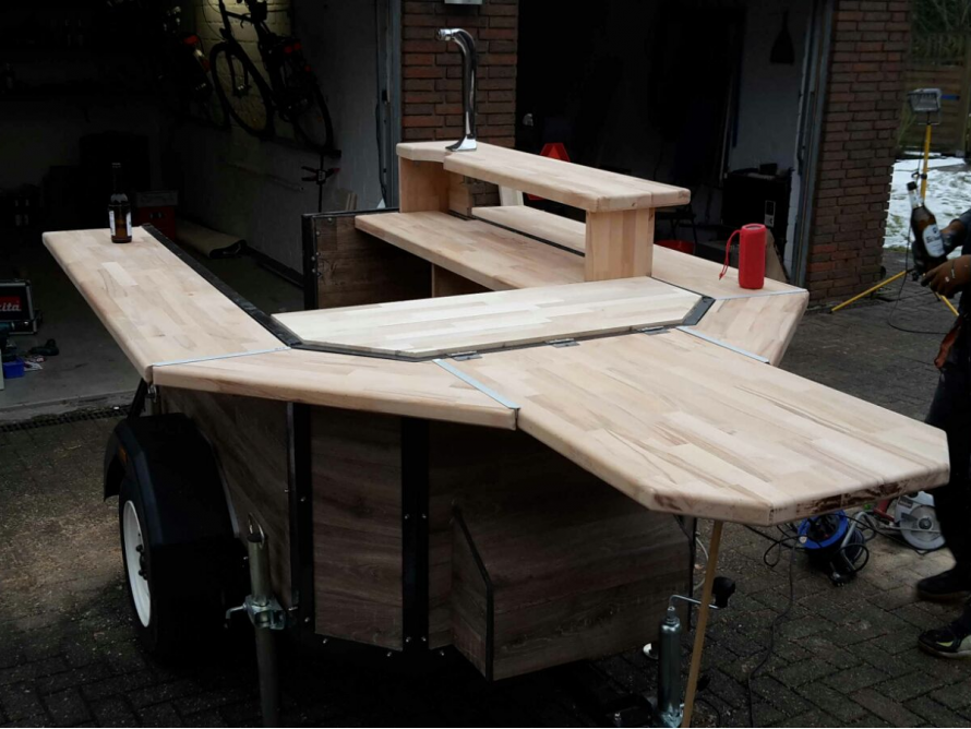 Mobiler Tresen aus Holz auf einem Anhänger