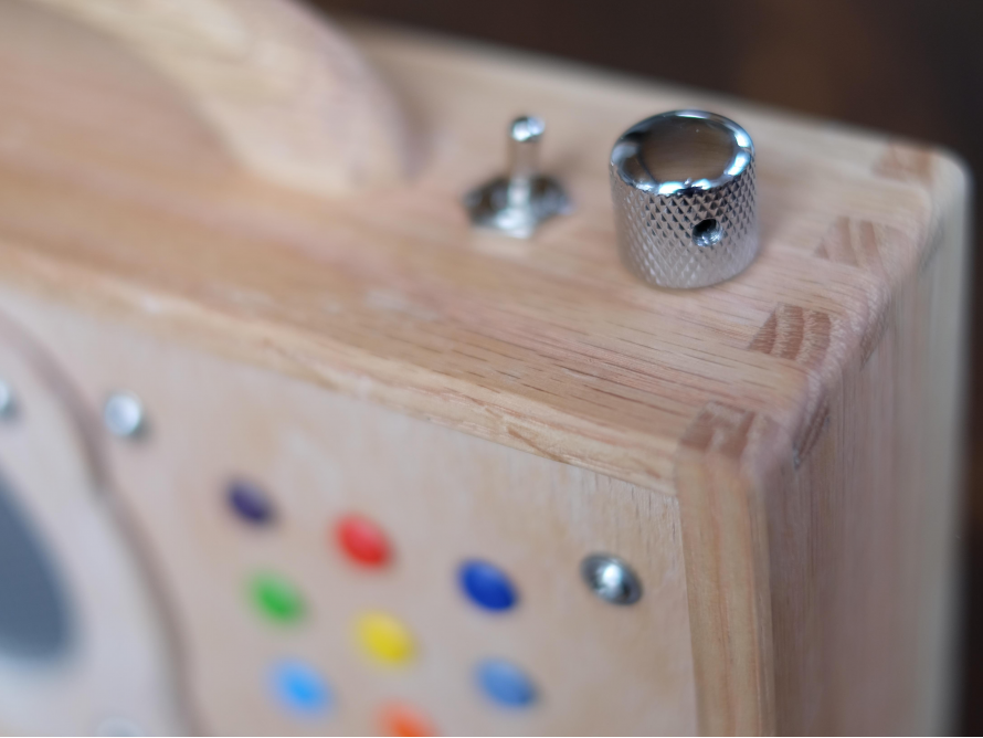 Nahaufnahme eines hölzernen Objekts mit Drehknopf