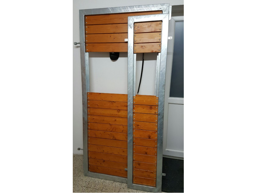 Holztor mit Metallrahmen