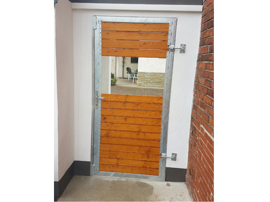 Holzgartenzaun mit Sichtfenster