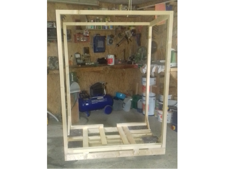 Holzrahmen auf Palette in Garage