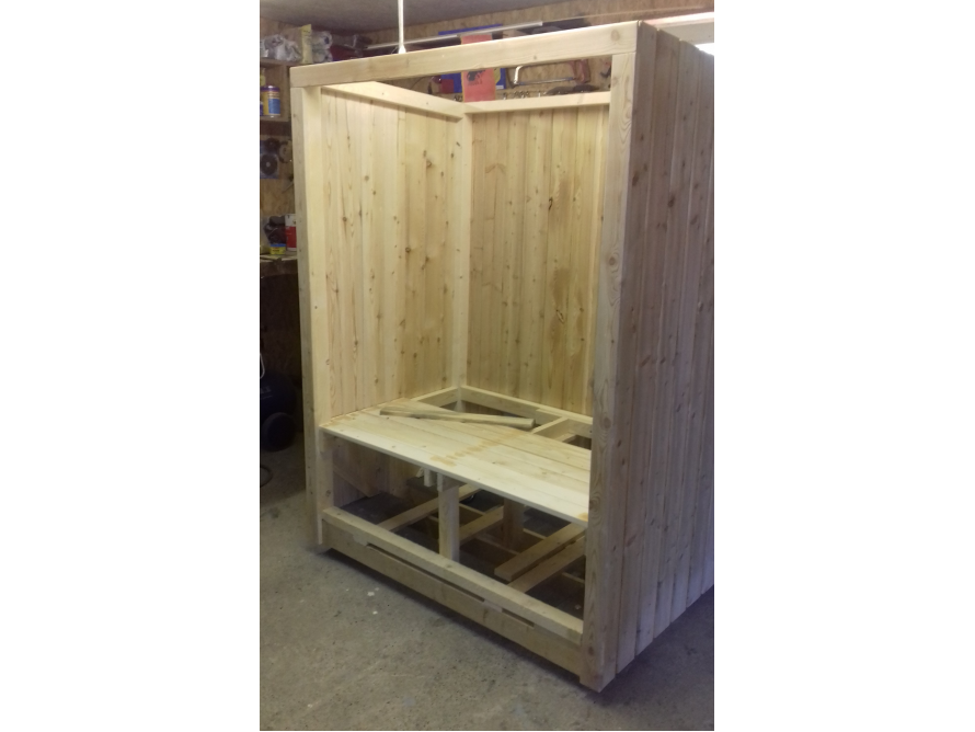 Holzgerüst eines Gartenhauses