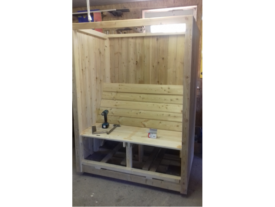 Gartenhaus-Rohbau mit Akkuschrauber