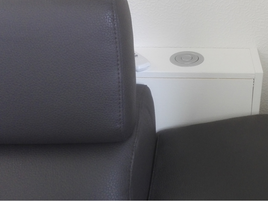 Detail einer grauen Ledercouch