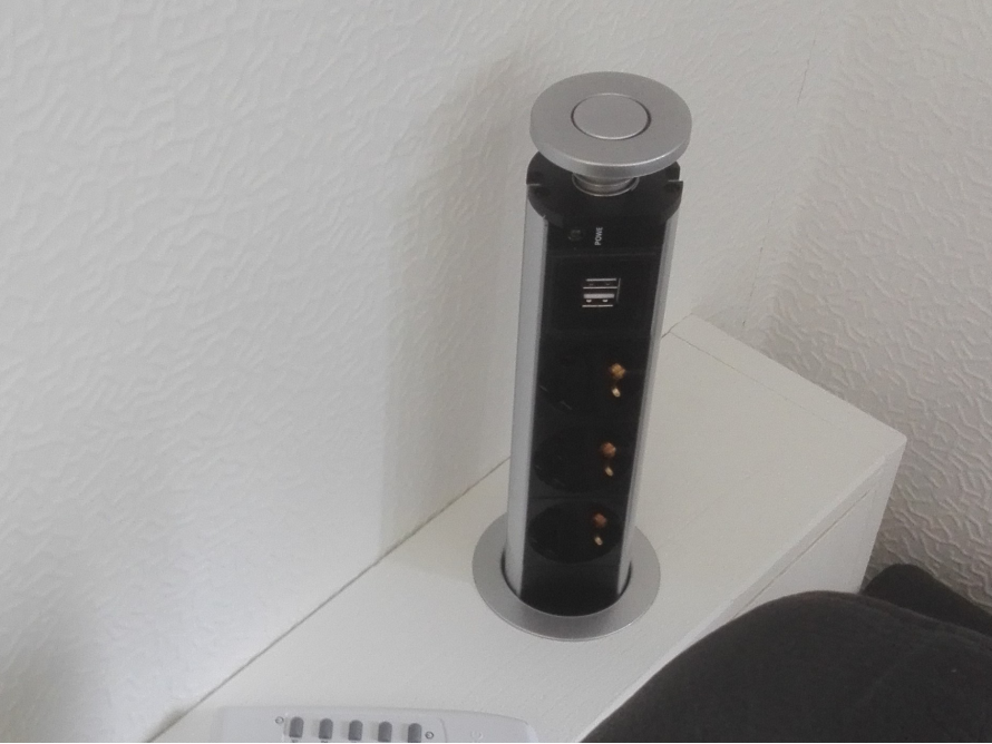 Einziehbarer Mehrfachstecker auf einem Schreibtisch