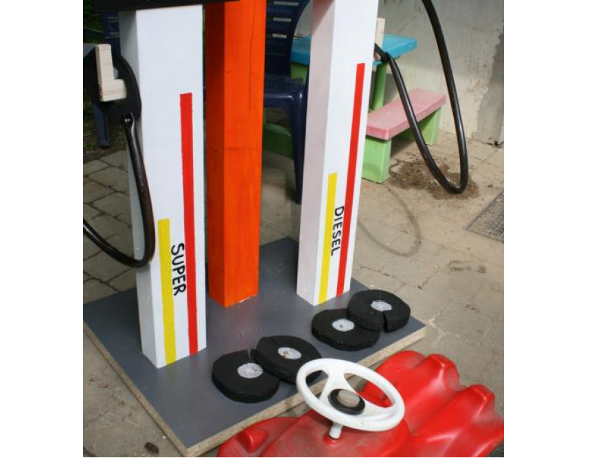 Spielzeugtanksäule aus Holz