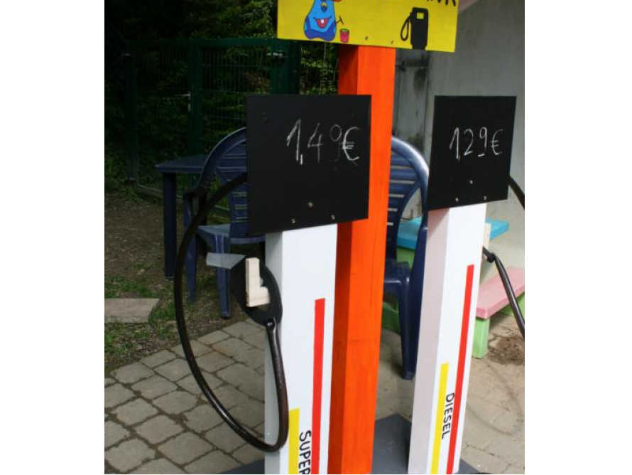 Zwei Spielzeug-Zapfsäulen aus Holz