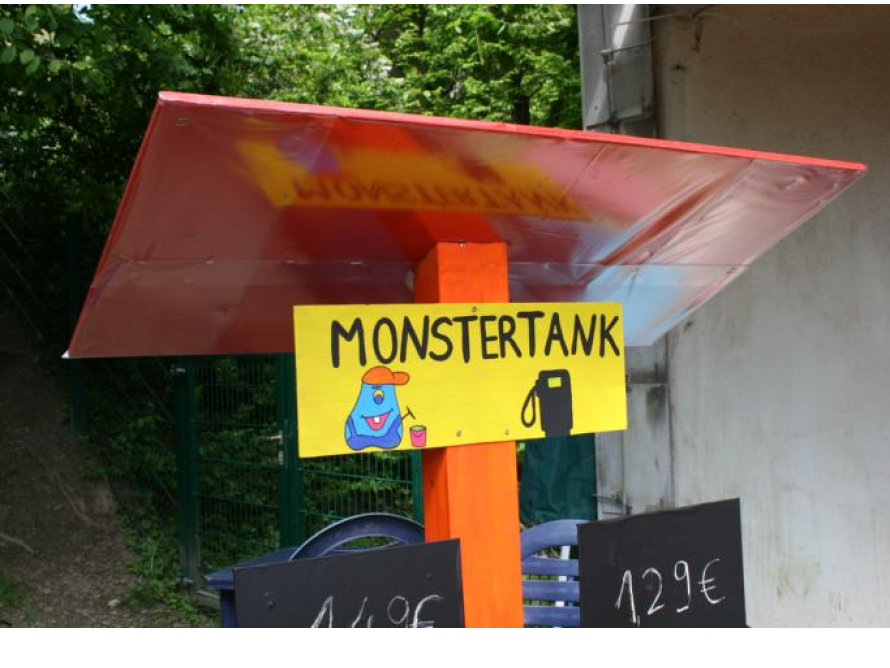 Ein selbstgebauter Limonadenstand mit rotem Dach.