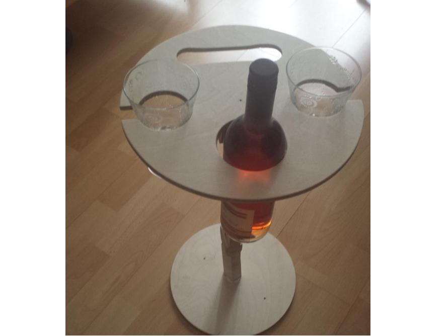 Runder Beistelltisch mit Getränken