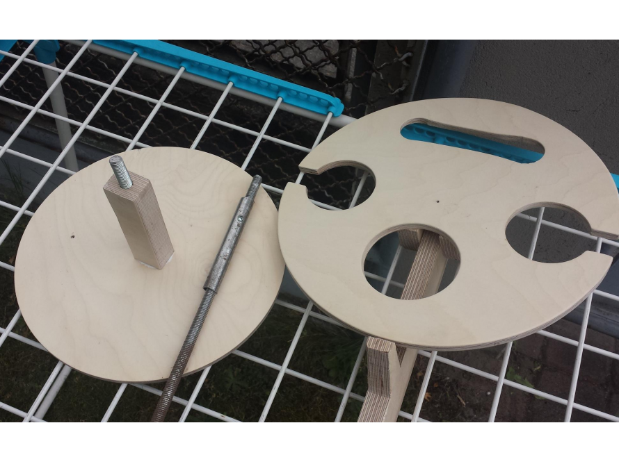 Zwei Teile eines runden Holztisches