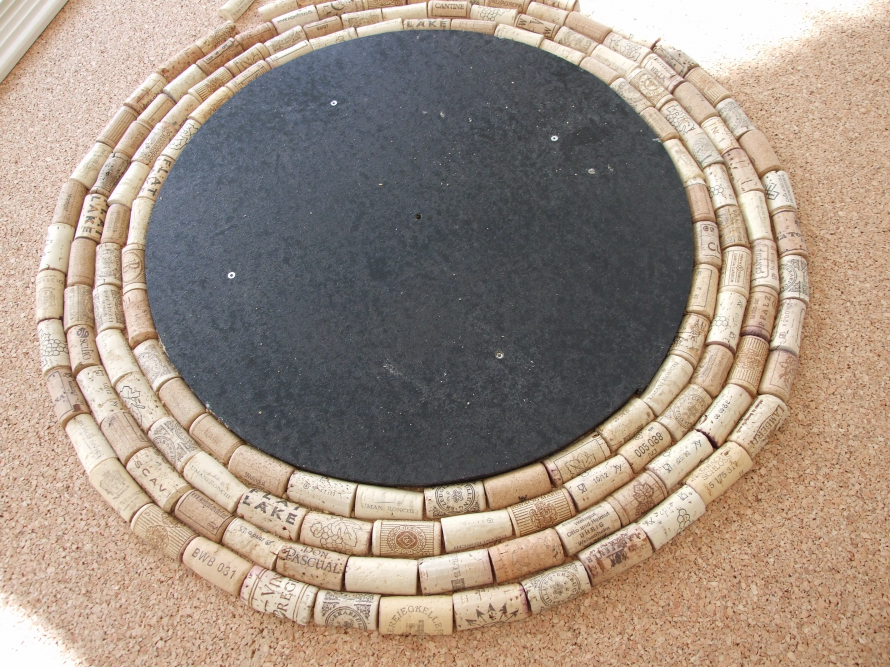 Runde Platte beklebt mit Weinkorken