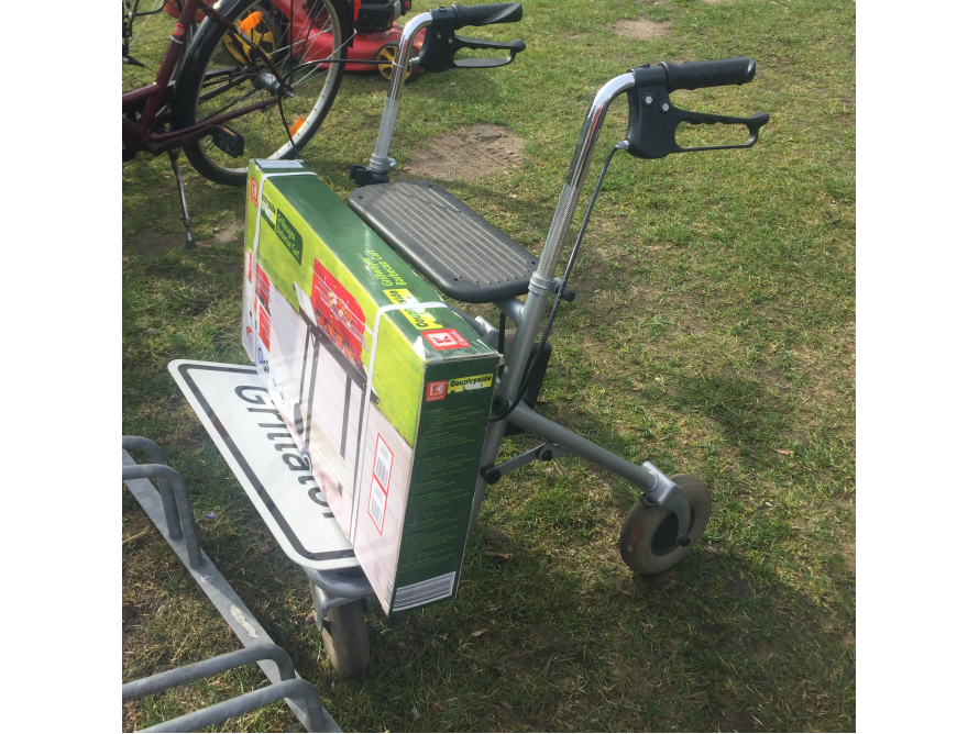 Rollator transportiert Grillkarton