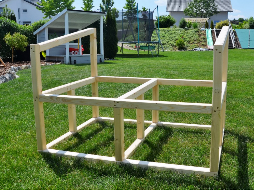 Holzgerüst auf Rasenfläche