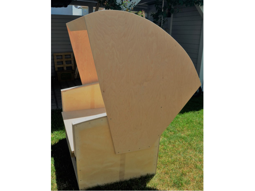 Holzgestell eines Stuhls mit Überdachung