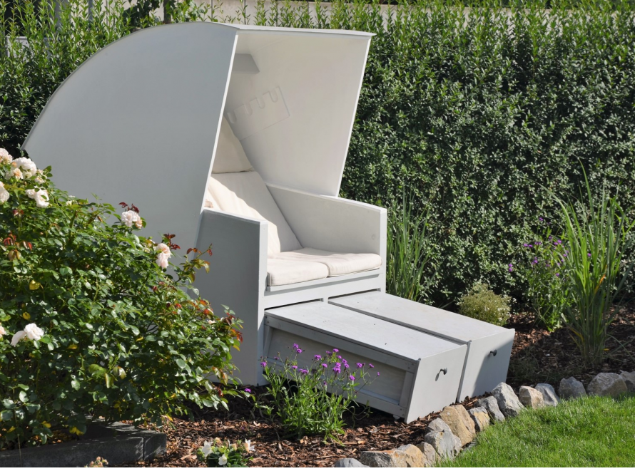 Weißer Strandkorb im Garten