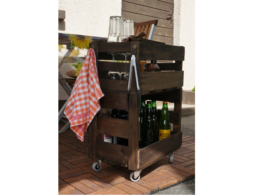 Rollwagen aus Holzkisten mit Getränken