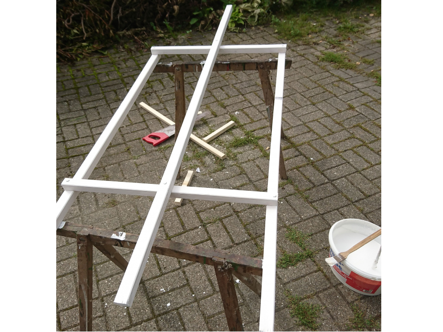 Weißes Holzgerüst auf zwei Böcken