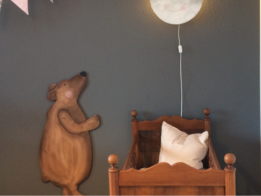 Kinderzimmer mit Mondlampe und Bär an der Wand