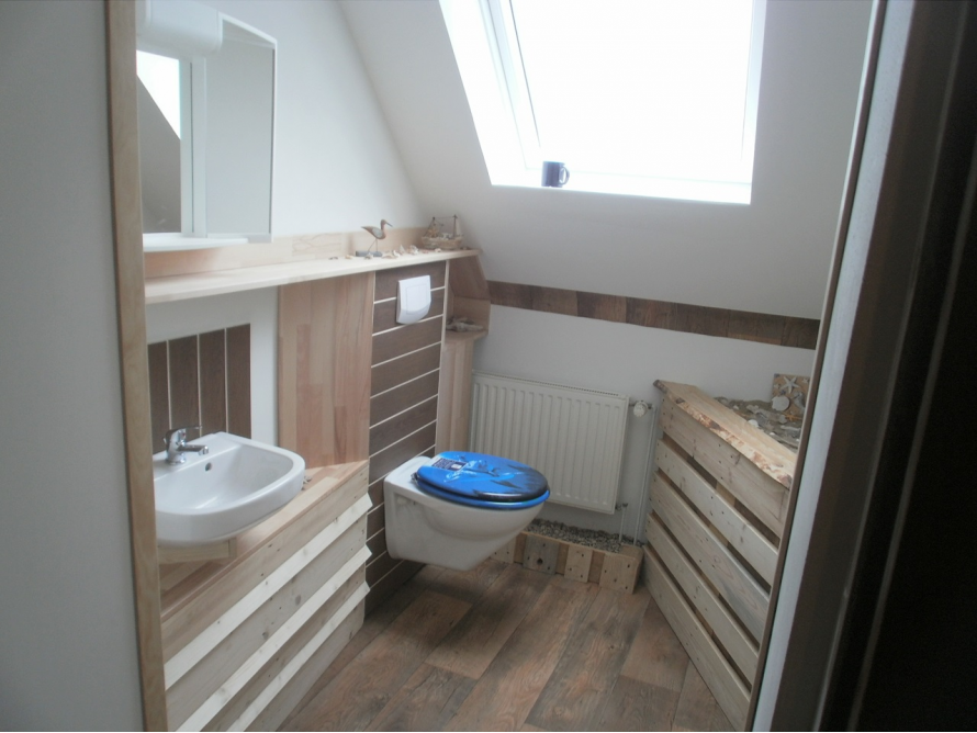 Ein Badezimmer mit rustikalem Charme aus Palettenholz.