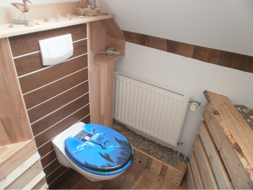 Toilette in einem Badezimmer mit maritimen Dekor