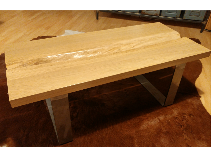 Couchtisch aus Holz mit Metallbeinen