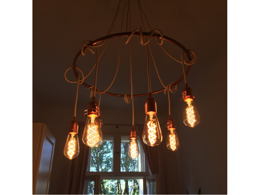 Hängeleuchte mit sechs Glühbirnen