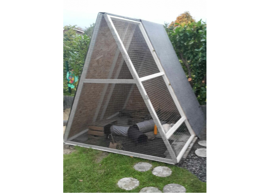 A-förmiger Stall mit Draht und Holz