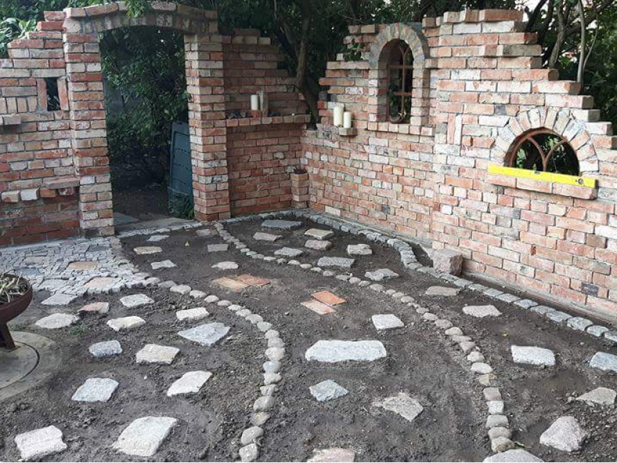 Gartenweg aus Steinen und Ziegeln