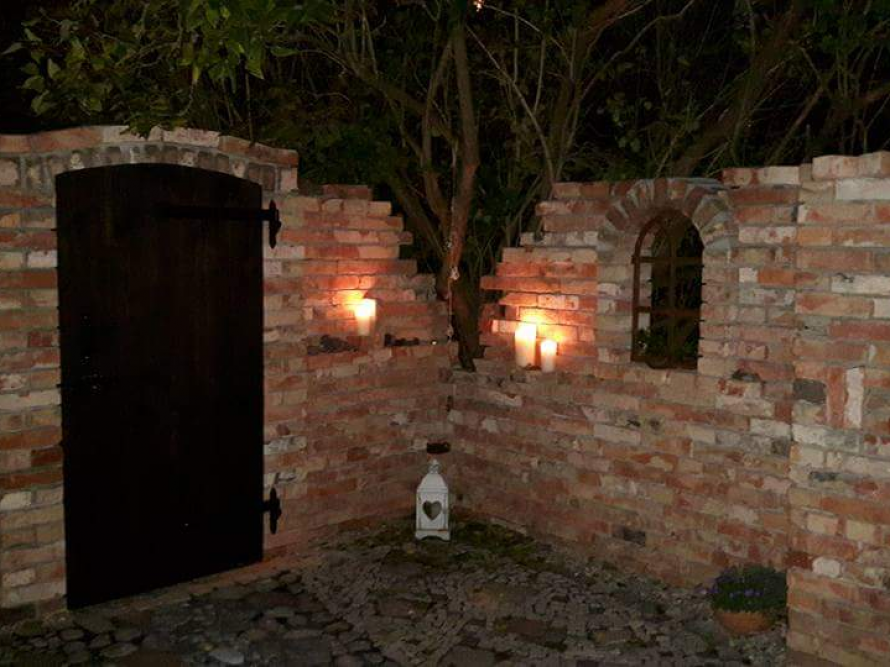 Backsteinmauer mit Tür und Fenster