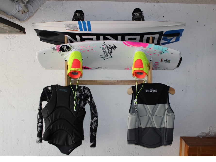 Wassersportausrüstung an Wandhalterung