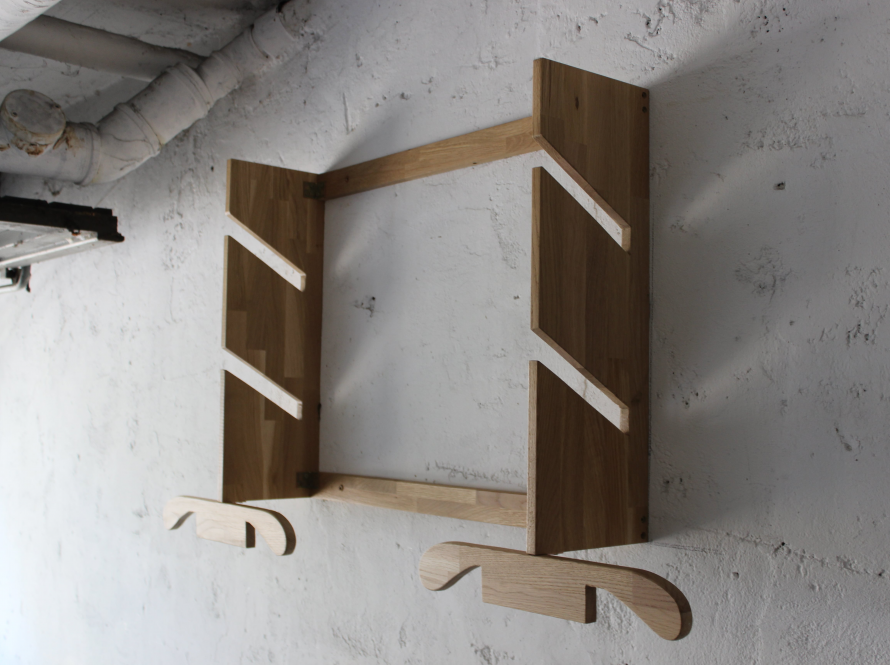 Hölzerne Wandhalterung für Snowboards