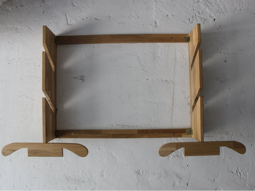 Hölzernes Wandregal mit Kleiderbügeln