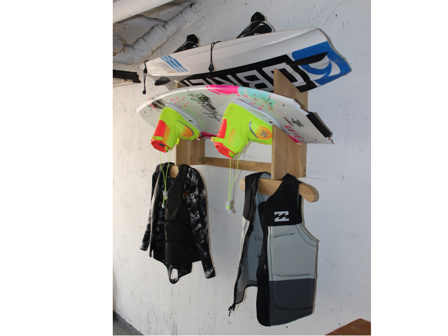 Hölzerne Wandhalterung für Wassersportkleidung und -ausrüstung