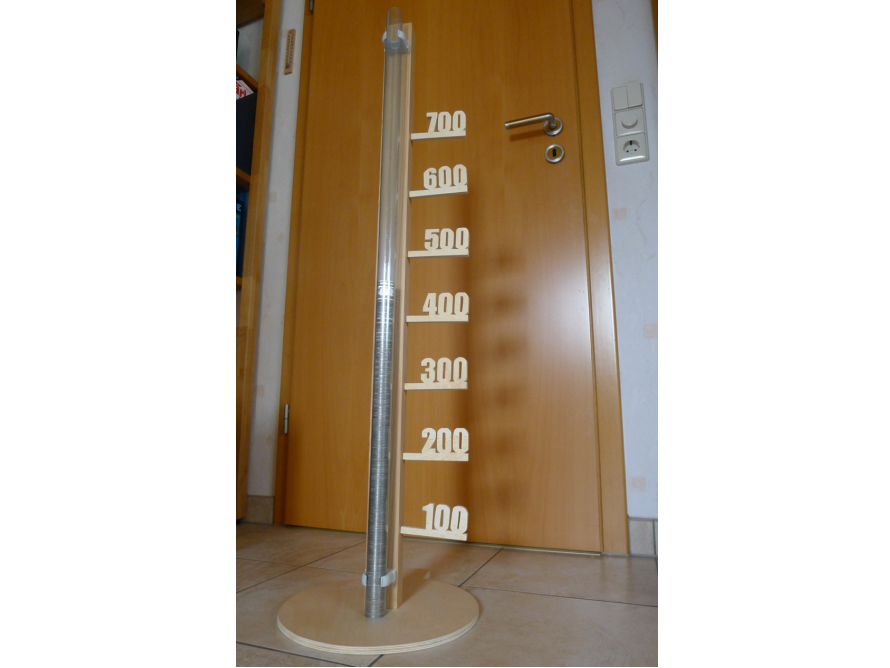 Selbstgebauter Höhenmesser aus Holz und Acrylrohr