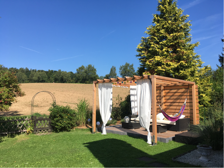 Überdachte Sitzecke im Garten