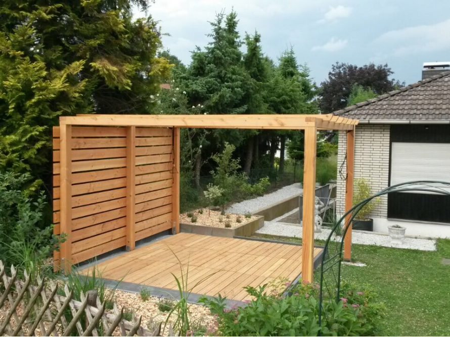 Holzpergola auf Terrasse mit Sichtschutz