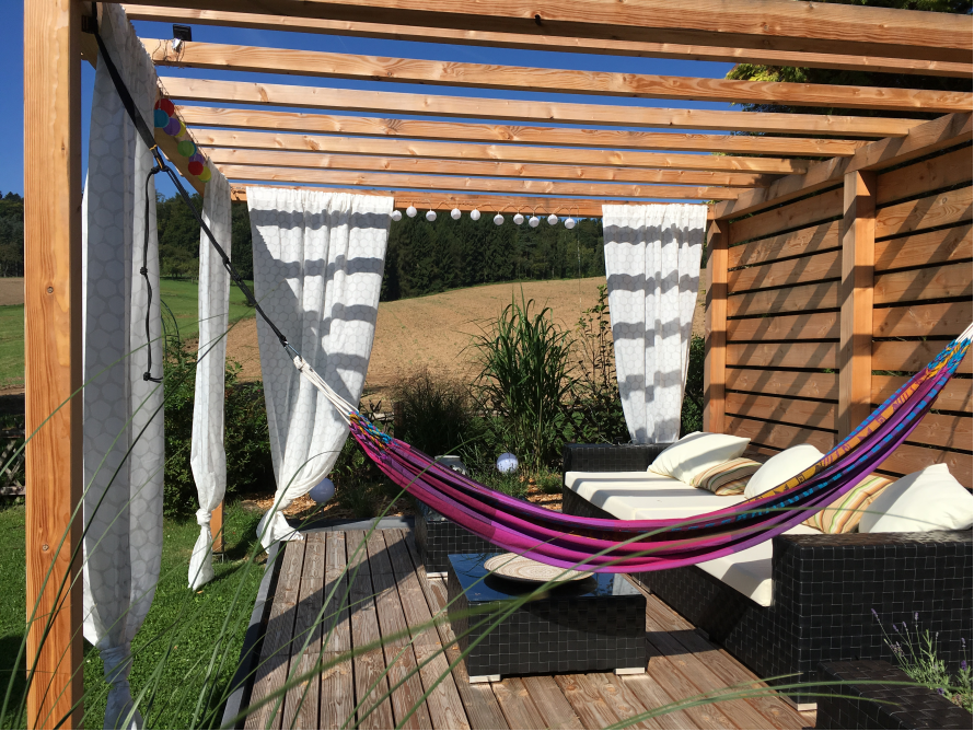 Hängematte unter Pergola