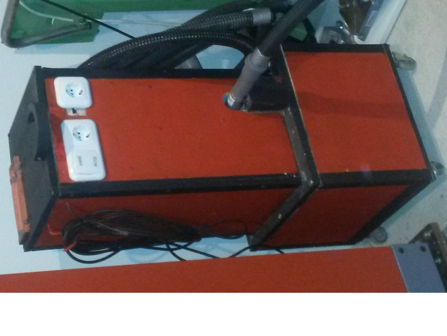 Roter Holzkasten mit zwei Steckdosen