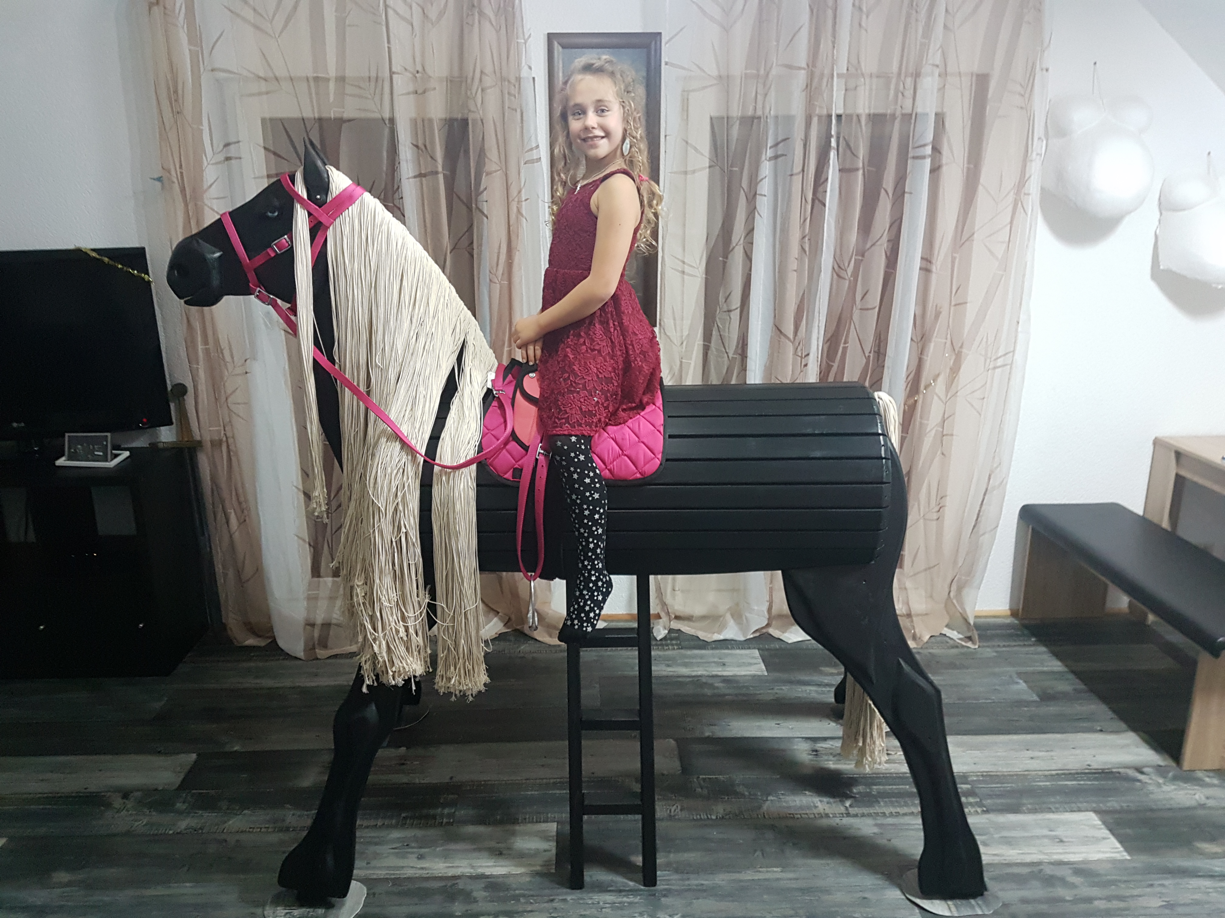 Kind auf Spielzeugpferd