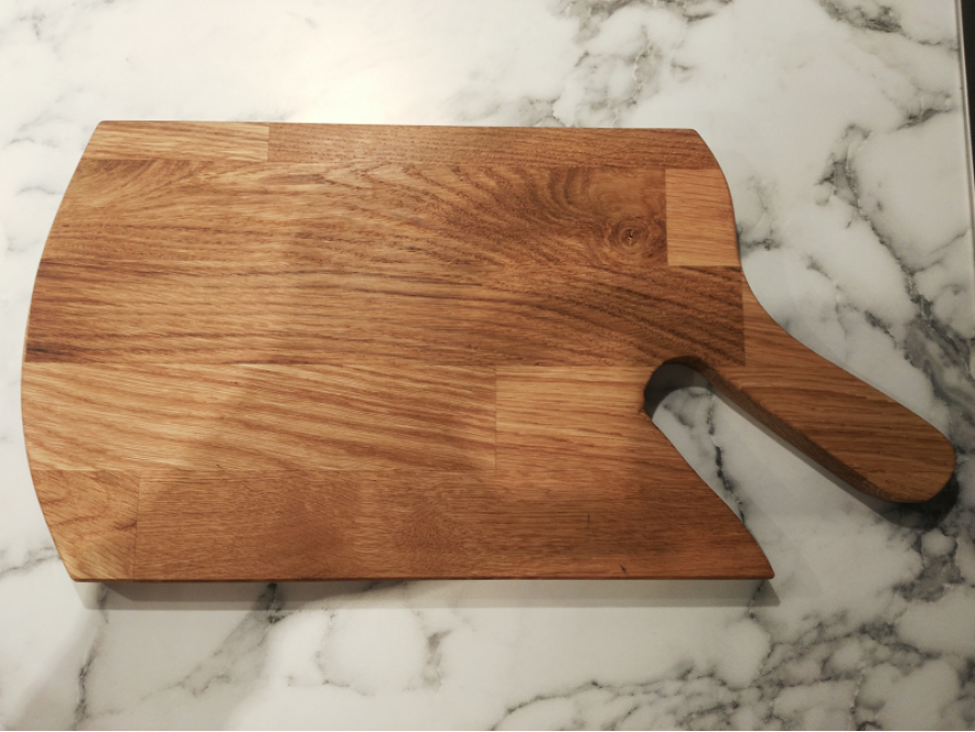 Schneidebrett aus Holz mit Griff