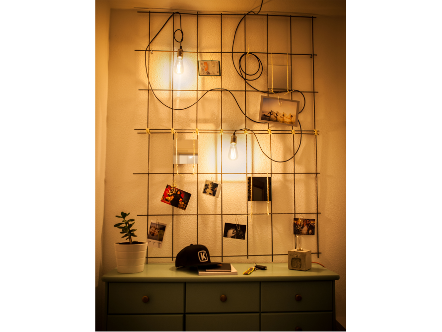 Metallgitter mit Fotos und Lichtern