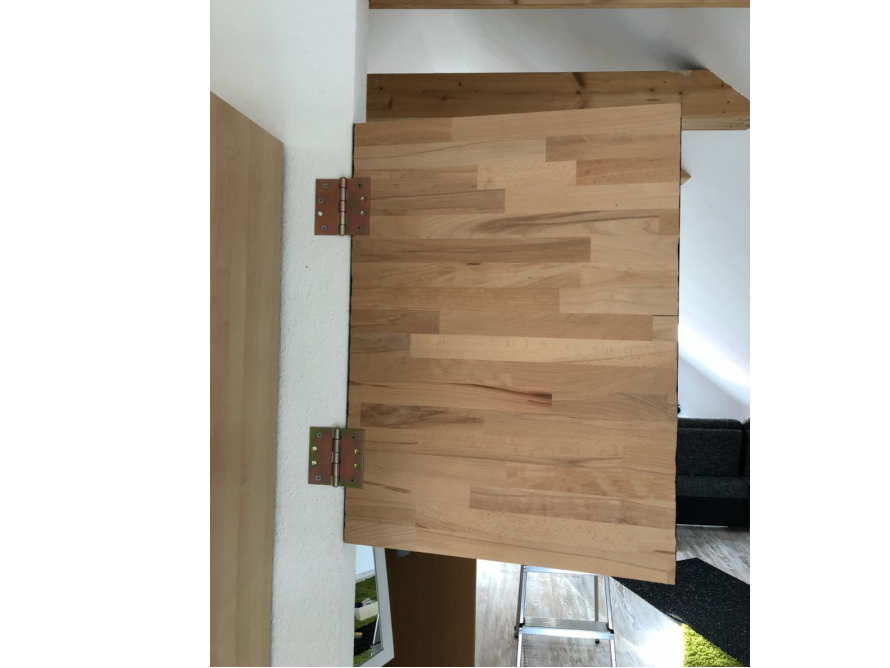 Holztür mit Scharnieren